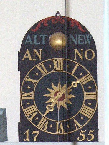 Nahaufnahme einer alten Uhr mit römischen Ziffern und der Aufschrift "ALT NEW AN NO 17 55".