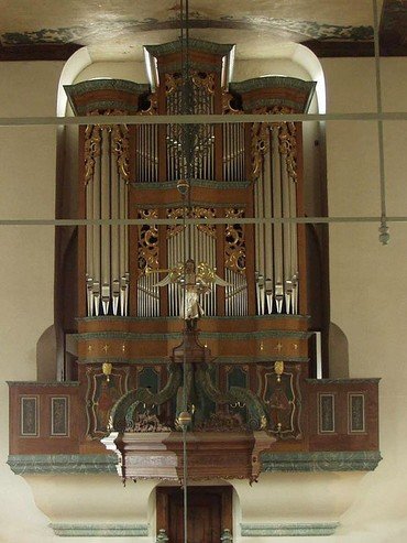 Eine große, reich verzierte Kirchenorgel.