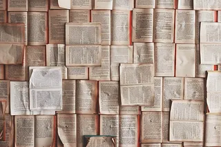 Eine Wand bedeckt mit offenen Buchseiten.